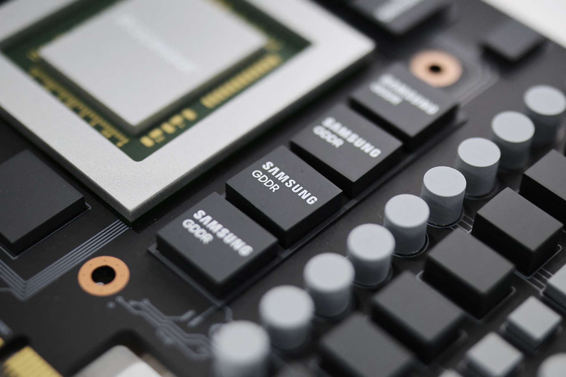 三星搶先出貨HBM4E樣品 AI記憶體競賽升溫 股價一度大漲6.5%