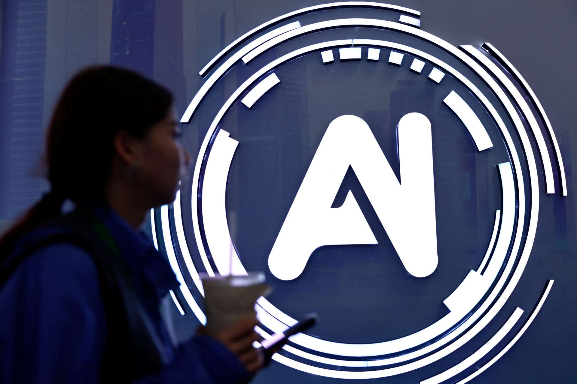 愈常使用AI的人愈焦慮？路透調查：過半美國人擔心工作遭取代