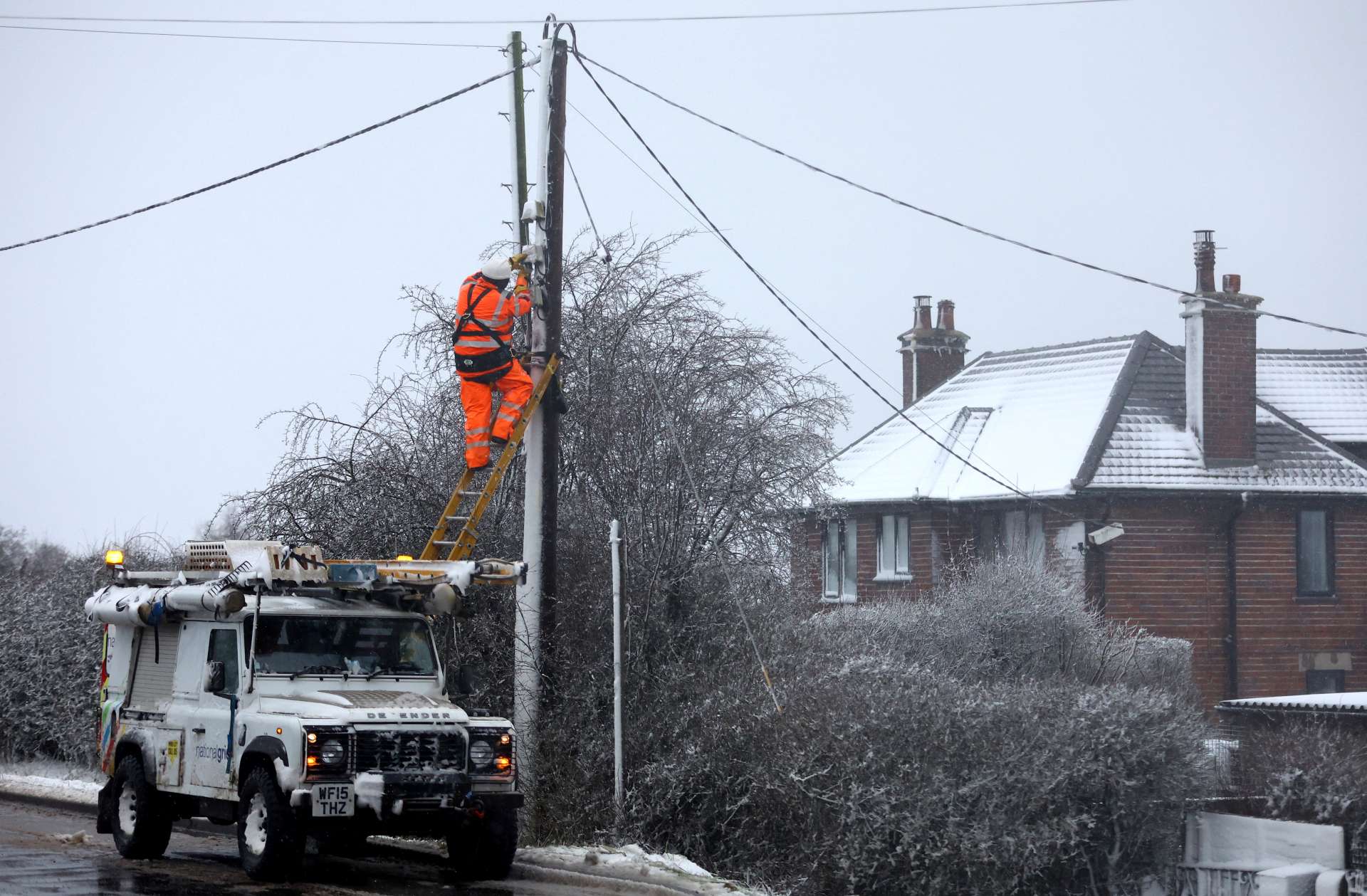 英國電網升級投資加速　英國國家電網啟動12億英鎊輸電線路更新計畫