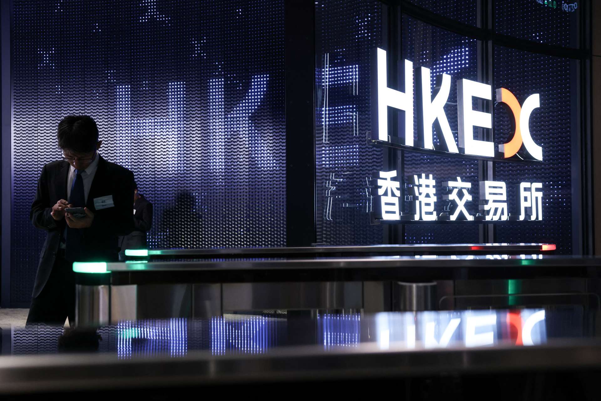 港股科技股強勢反攻 恆生指數可望創逾一年最佳單週表現 資金開始由南韓回流香港