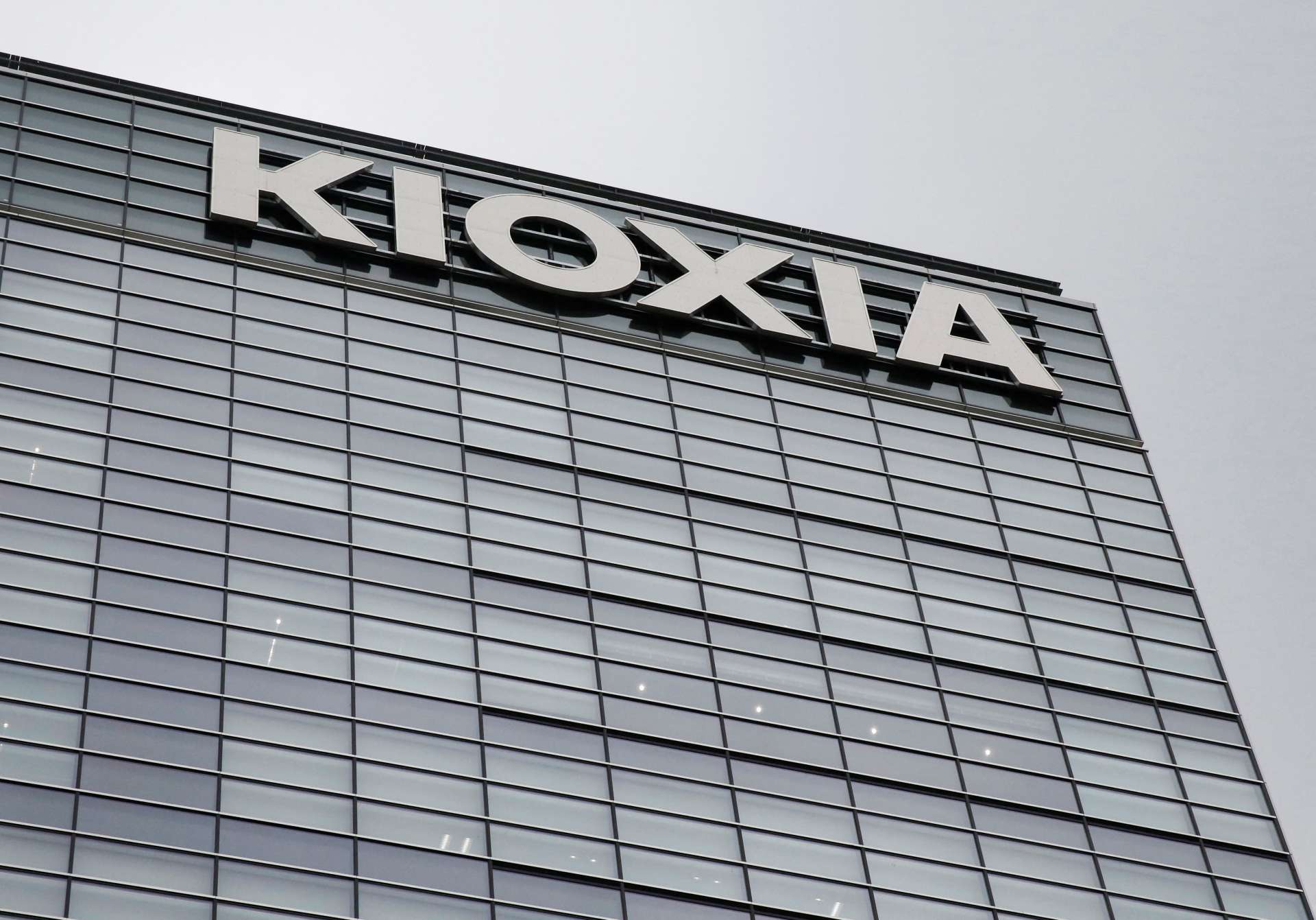 日本晶片股重挫拖累大盤，日經指數跌近3%，鎧俠Kioxia重挫15%
