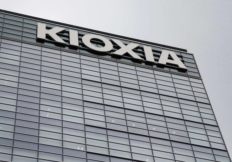日本晶片股重挫拖累大盤，日經指數跌近3%，鎧俠Kioxia重挫15%