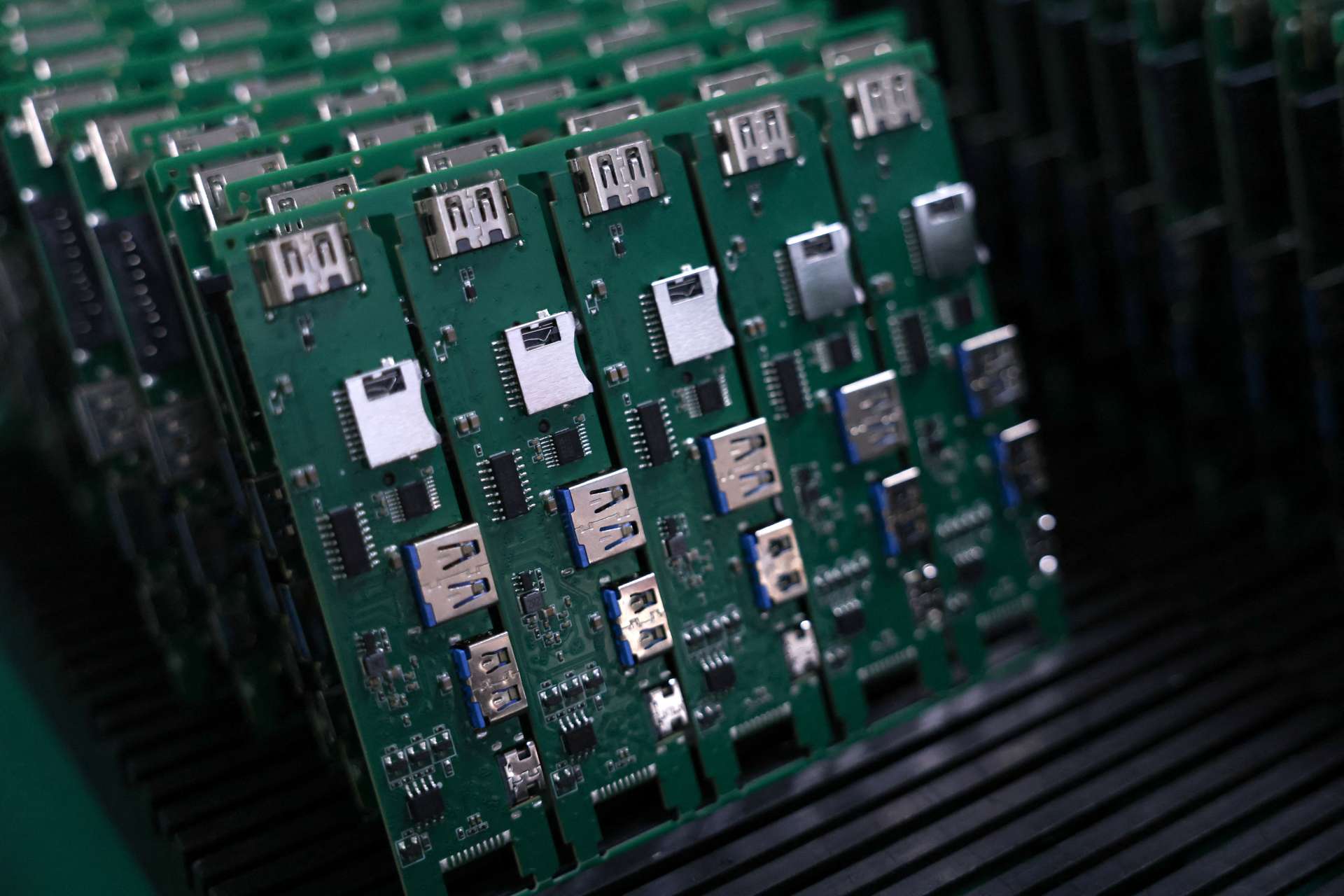 Rubin把PCB規格拉滿！AI伺服器迎「量價齊升」，高階板價值量再跳一級