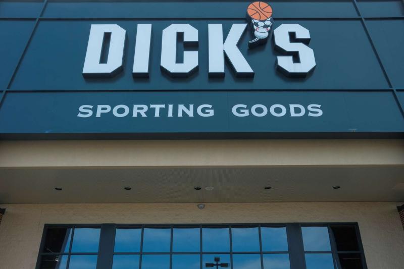 Dick's下修全年財測、Foot Locker同店銷售下滑，盤前股價重挫13%