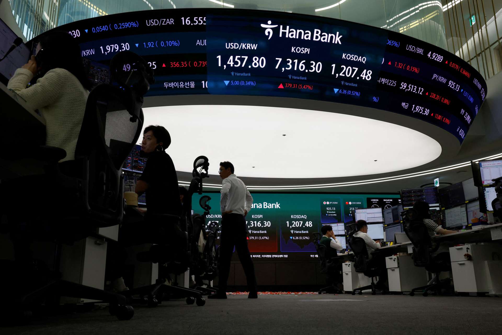 輝達財報點燃AI行情　韓股勁揚2.4%、日經漲0.7%晶片股領攻