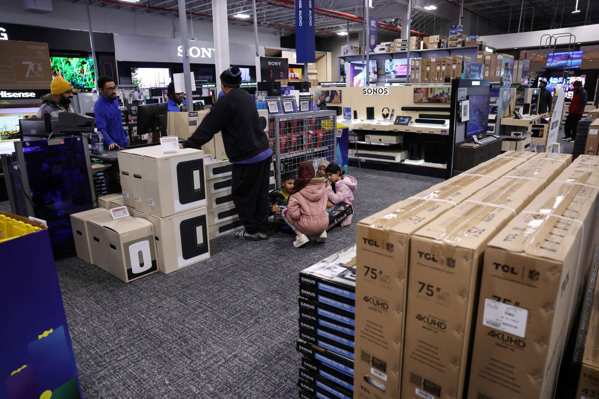 美國消費電子零售龍頭百思買Q2營收97.8億美元、同店銷售增4.1% 全年財測上修優於市場預期