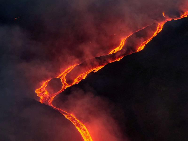 印尼小喀拉喀托火山（Anak Krakatau）火山連續噴發25小時　航空、旅遊與貨運首當其衝