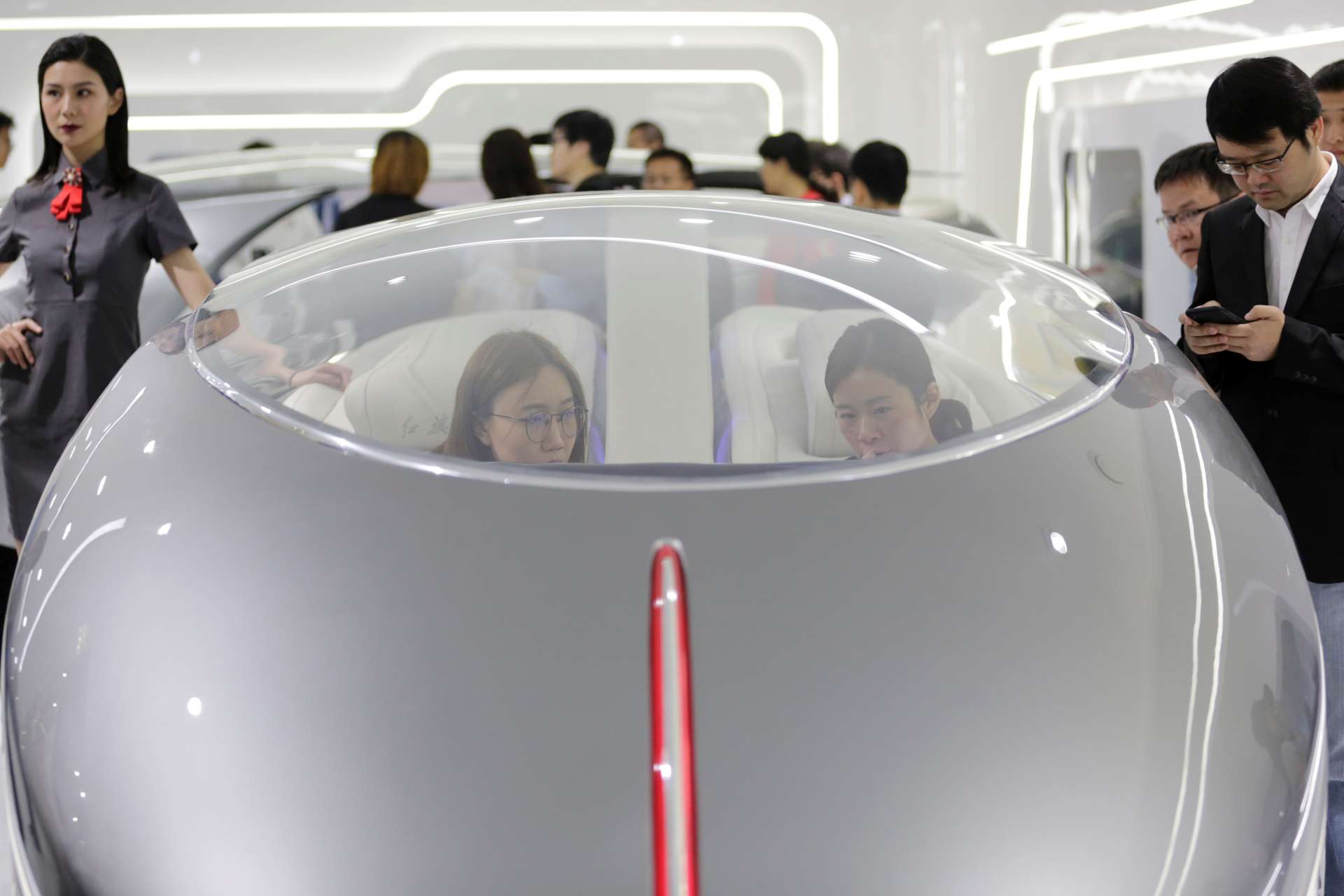 飛行汽車完成首飛、7名AI「矽基員工」正式上工：中國一汽固態電池單次充電可跑1000公里