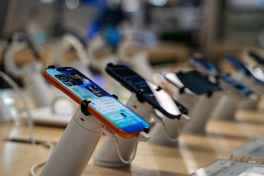 蘋果新品亮相反成利多出盡？新日興(3376)重挫逾7%、玉晶光(3406)開高走低，蘋概股為何不同調
