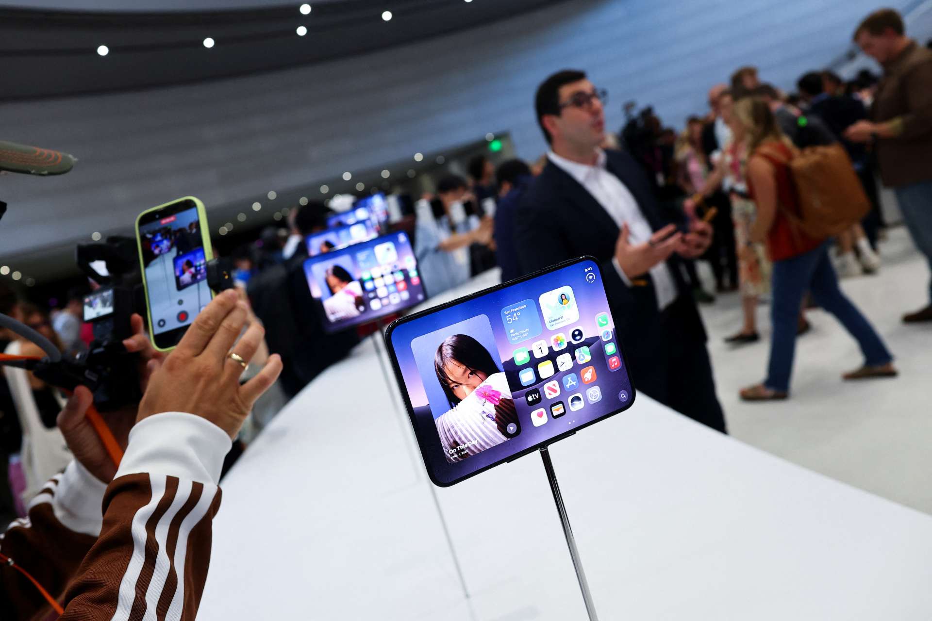 蘋果首款摺疊iPhone登場，配件市場迎來轉軸、防摔新需求
