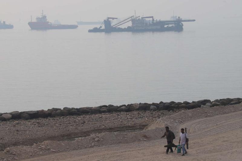 荷姆茲海峽外再傳油輪遇襲　阿聯外海滿載原油超級油輪遭不明物體擊中