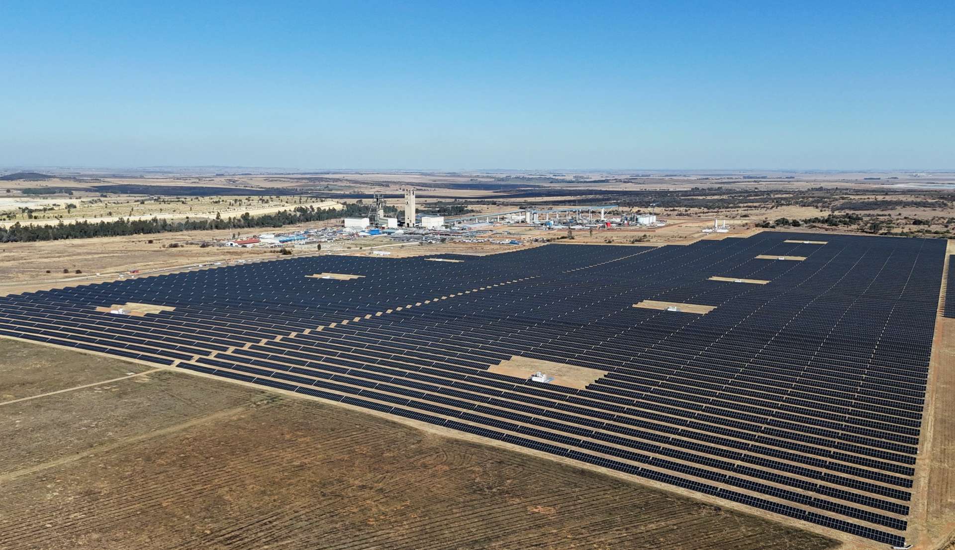 越南AI資料中心擴張面臨電力瓶頸，2030年恐缺電610億度，天合光能搶攻太陽能與儲能商機