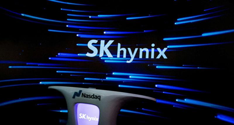 SK海力士（SK hynix）企業標誌顯示於藍色電子看板