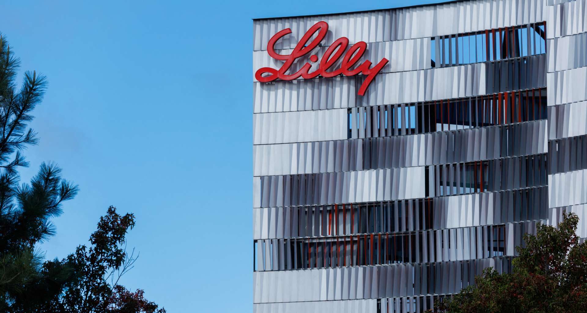 禮來公司建築外牆與Lilly標誌，資料照片。