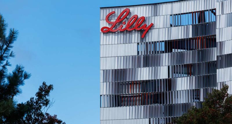 禮來公司建築外牆與Lilly標誌，資料照片。