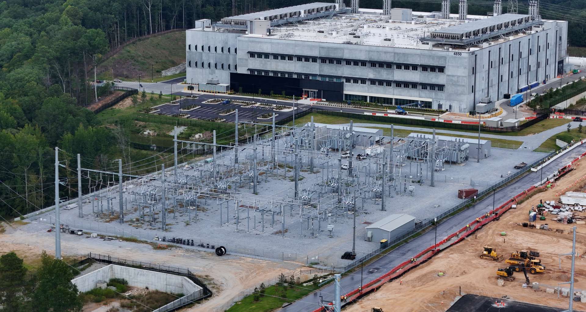 資料中心建築與前方變電設施鳥瞰，為資料照片