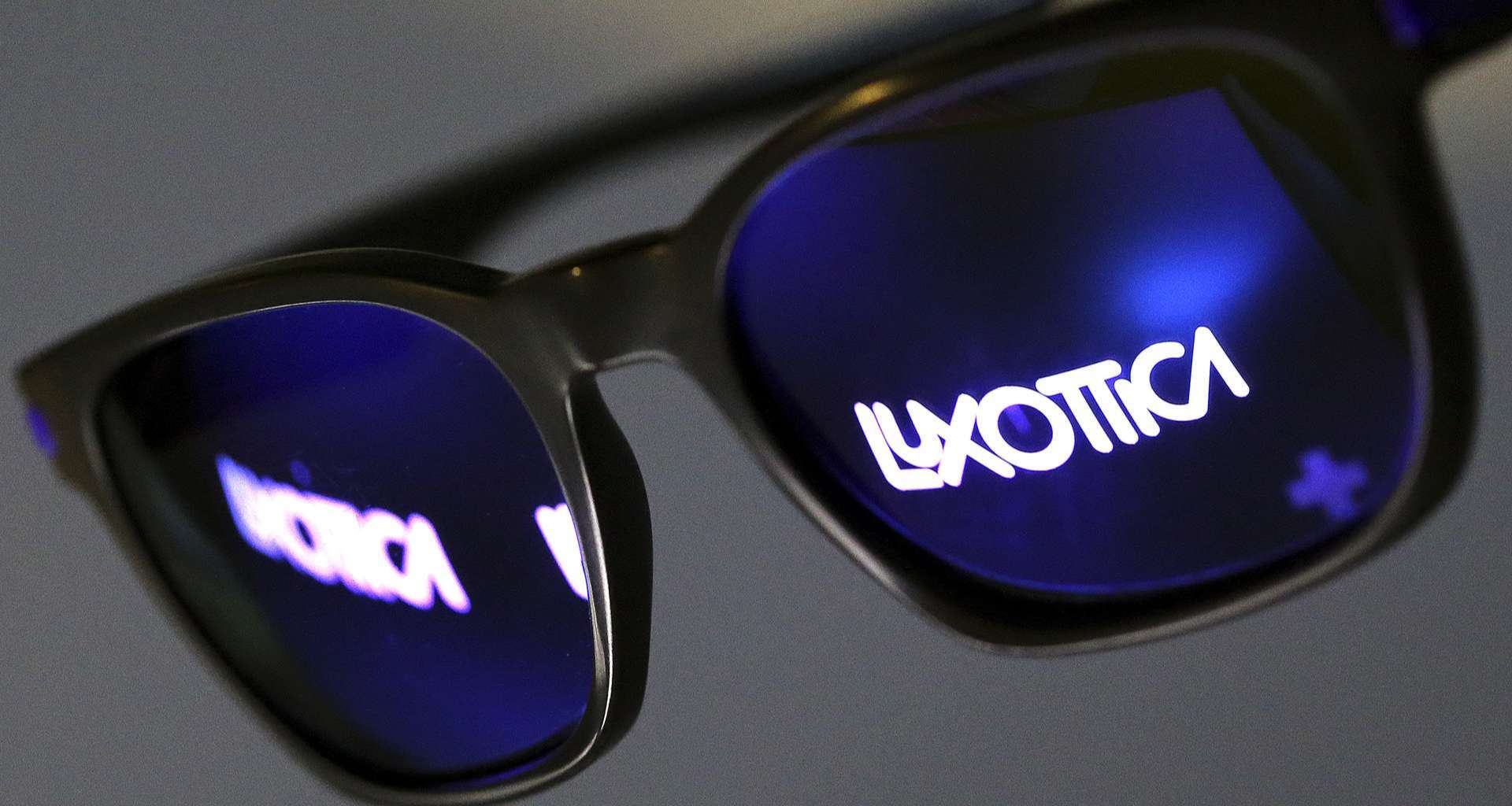 眼鏡鏡片映出Luxottica品牌標誌的資料照，非本季新款AI眼鏡。