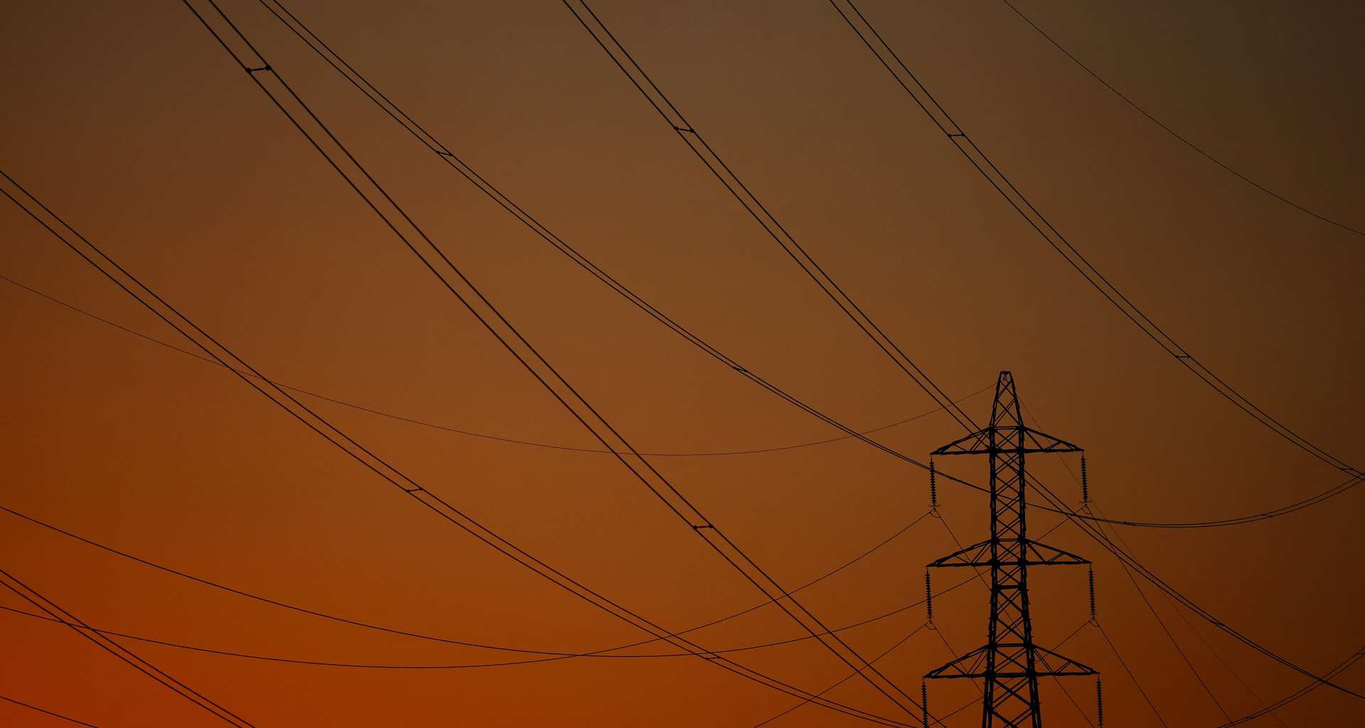 輸電鐵塔與電線示意圖，非LS Electric設備或資料中心現場。