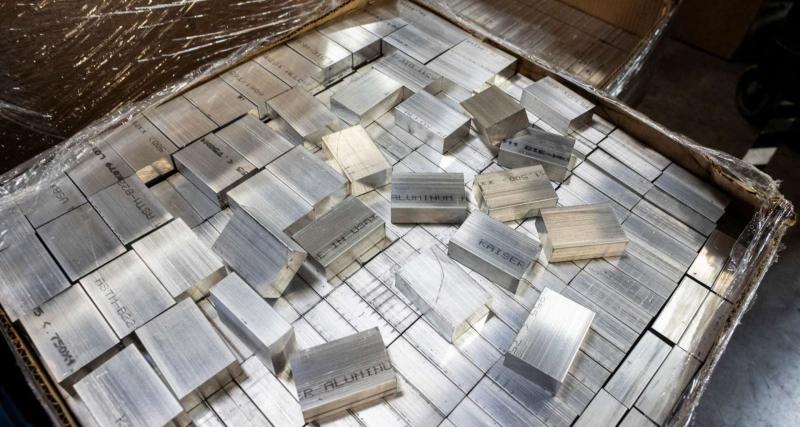 成箱堆放的鋁塊，為鋁材示意圖，非Kaiser Aluminum產品。