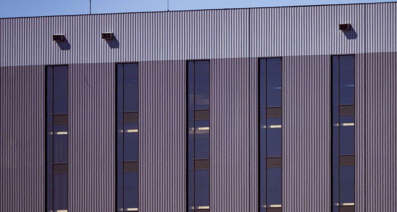 工業建築外觀資料照，示意基礎設施建置。