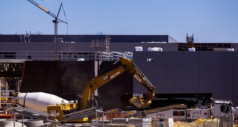 建築工地與工程機具資料照，示意基礎設施建設，非Google或Voltus虛擬電廠現場。