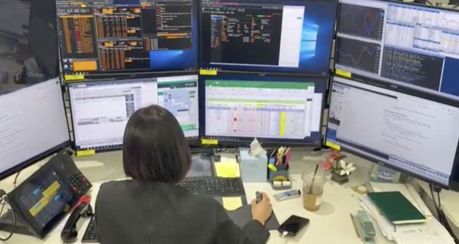 交易員查看多面金融行情螢幕的資料照，非10月26日當日行情。