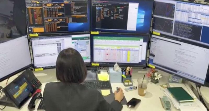交易員查看多面金融行情螢幕的資料照，非10月26日當日行情。