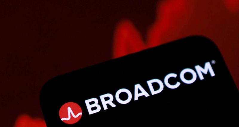 手機螢幕顯示博通Broadcom品牌標誌，背景為紅色走勢圖。