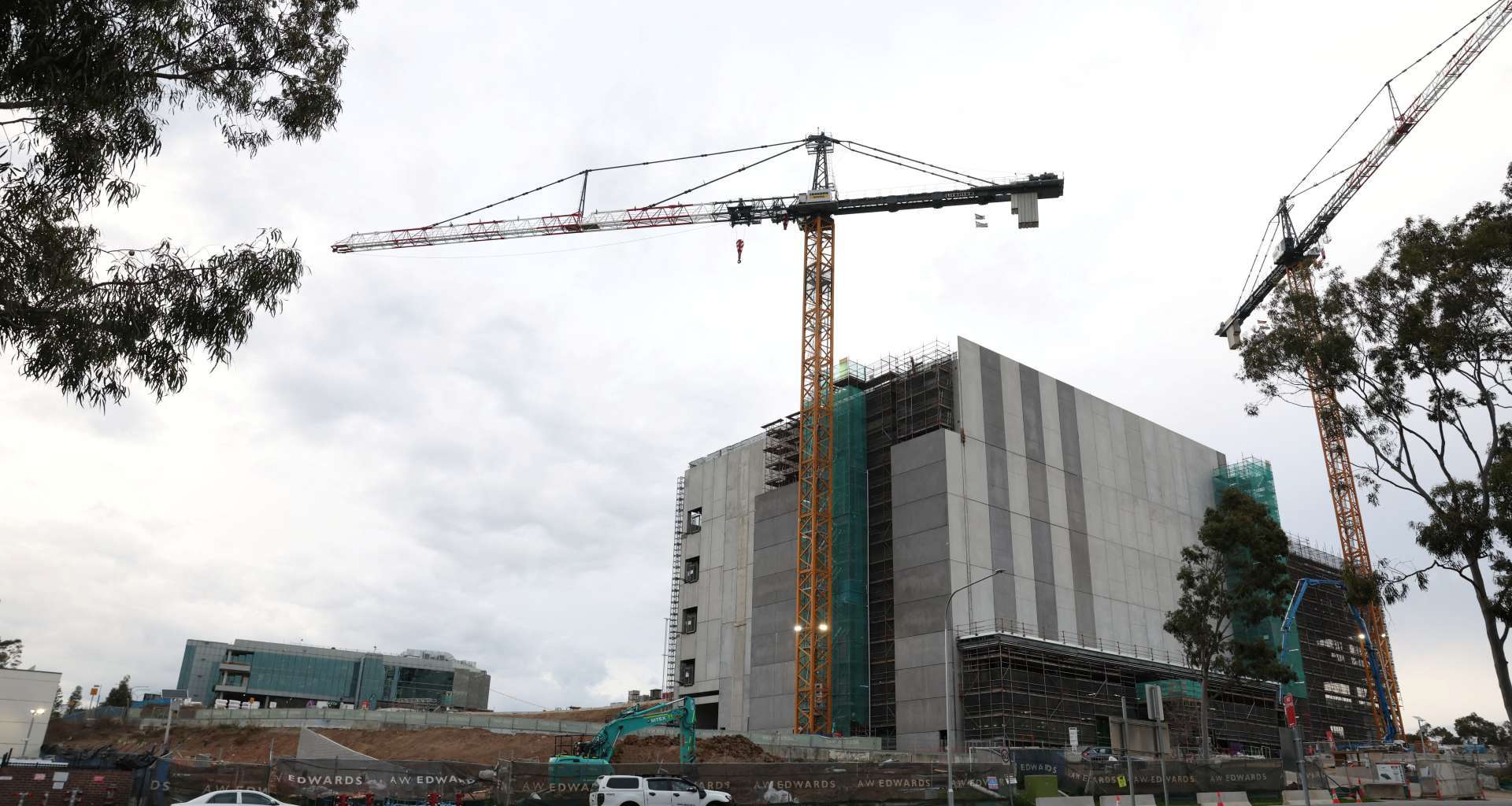 大型建物施工與吊車資料照，作為資料中心建設示意，不代表此次SYD3擴建現場。
