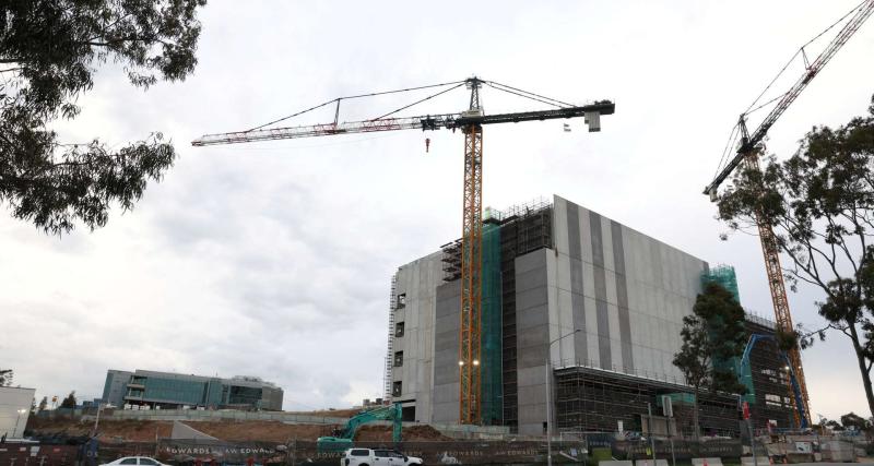 大型建物施工與吊車資料照，作為資料中心建設示意，不代表此次SYD3擴建現場。