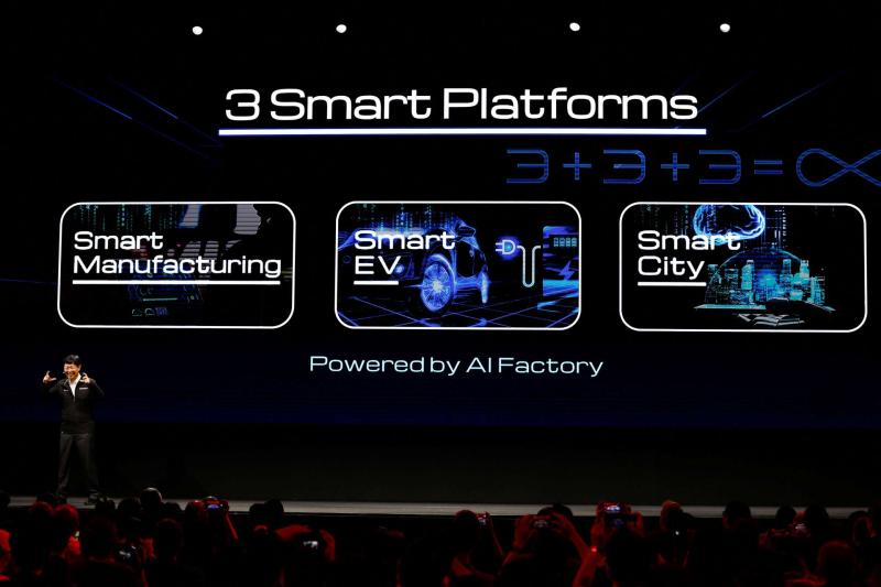 鴻海科技日登場！單月營收破兆，AI機櫃、電動車平台成布局焦點