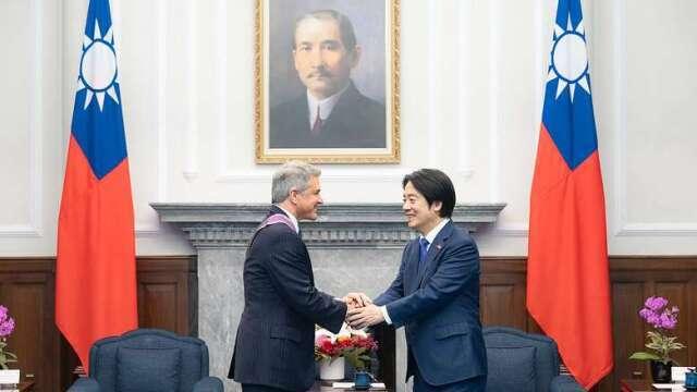 賴清德授勳 麥考爾透露：川普很快將提送國會140億美元關鍵軍售案