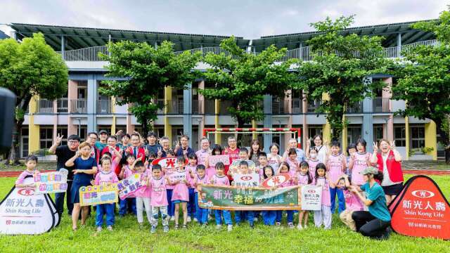 新光人壽「幸福的功課」助偏鄉學童探索未來 黃敏義總經理將幸福傳回母校關廟新光國小