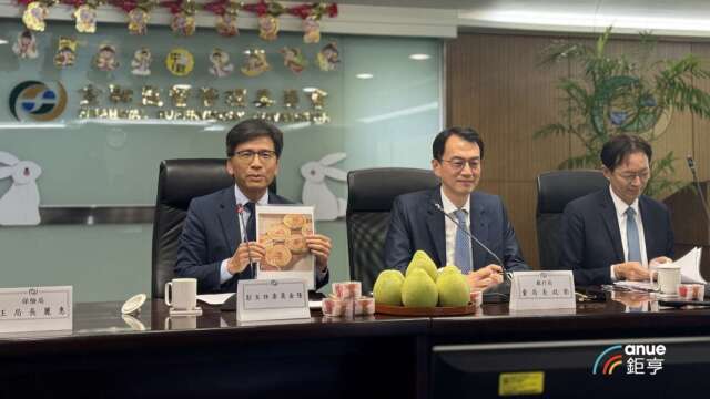 〈金管會中秋記者會〉彭金隆端傳統「月光餅」應景賀節 揭示五大政務藍圖