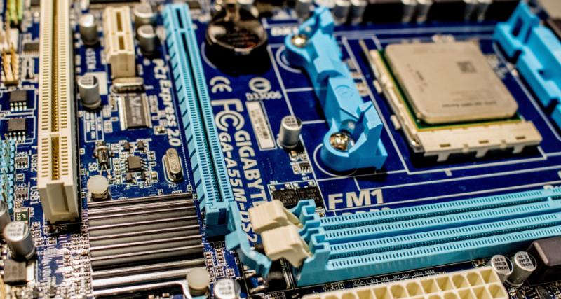 聯詠(3034)：過低本益比+比同業好的Q4展望，股價展現「無基之彈」行情