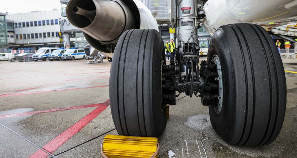 又出事!波音飛機起飛後輪胎脫落,重演3月驚魂一刻