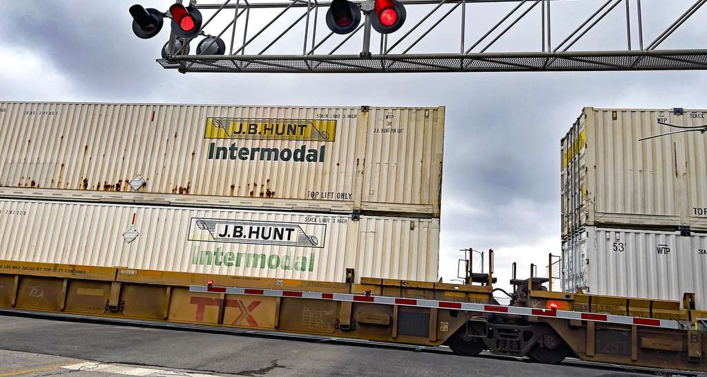 產業逆風不減,JB Hunt 第二季獲利驟降24%