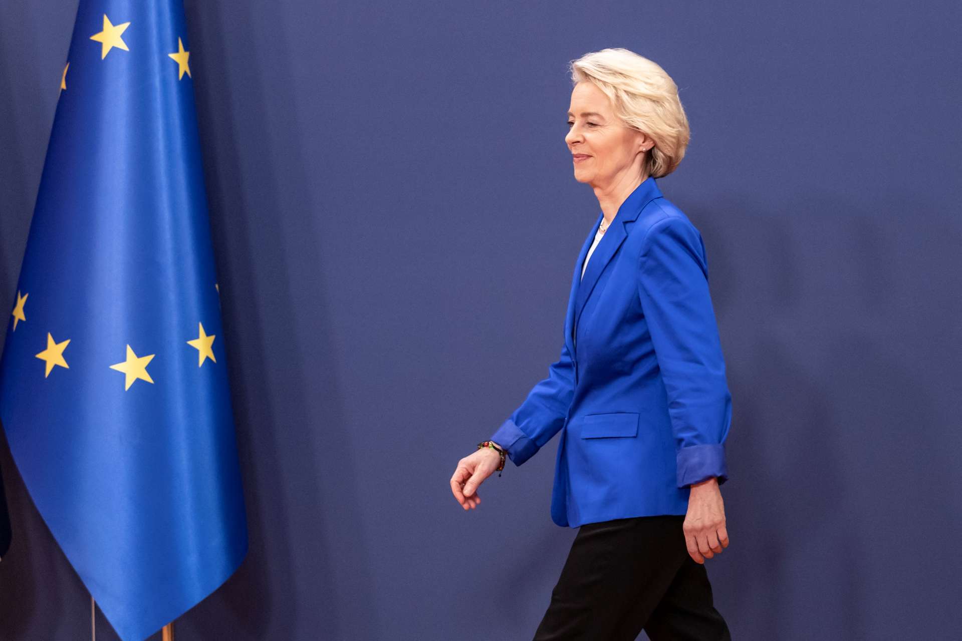 美歐有望本週末達成貿易協議框架 關稅底線可能定在15%,歐洲汽車與奢侈品股強勢反彈