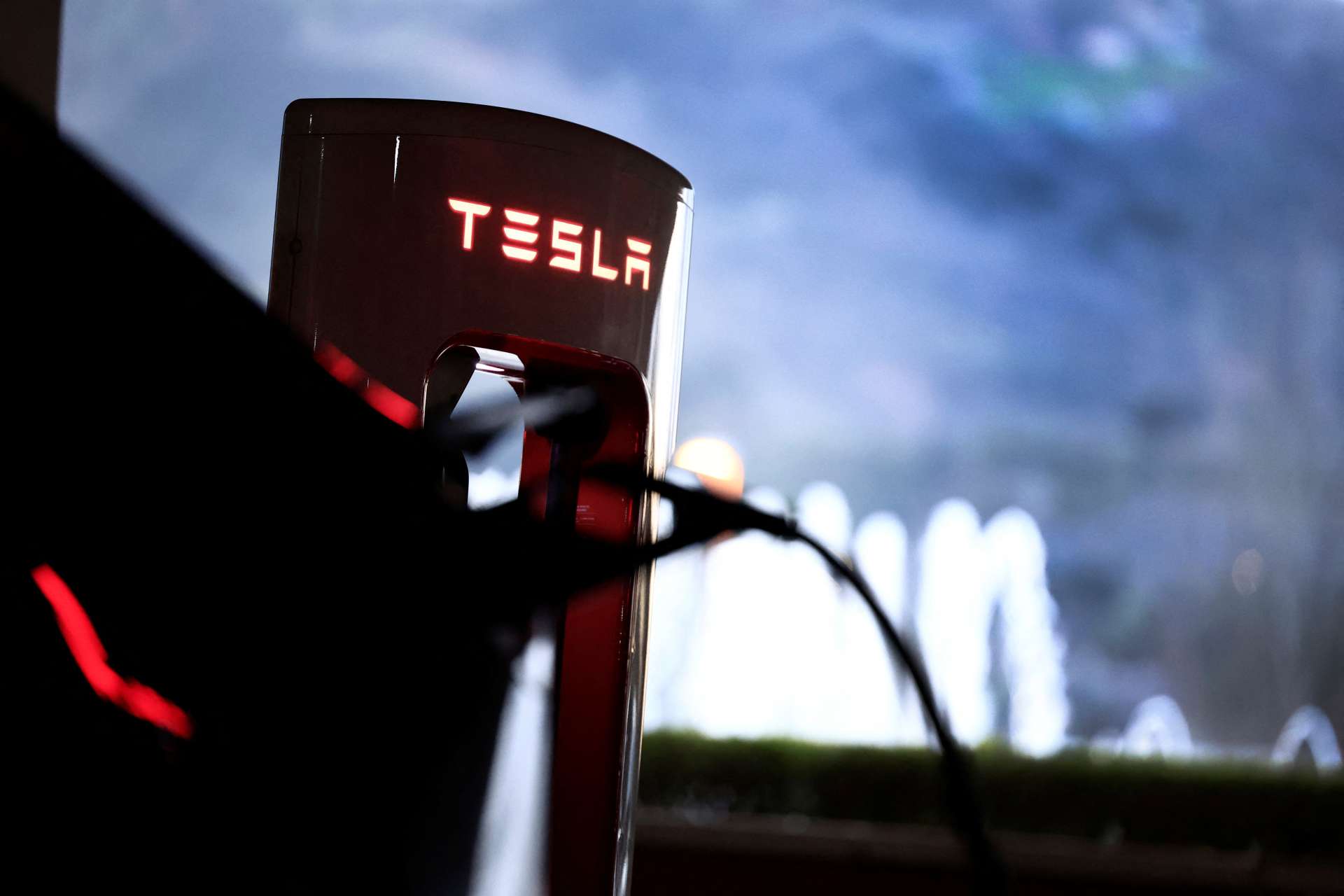 一輛Tesla電動車停放在西班牙巴拉卡爾多（Barakaldo）的Tesla超級充電站，正透過充電樁進行電池充電。圖片來源：Reuters Pictures