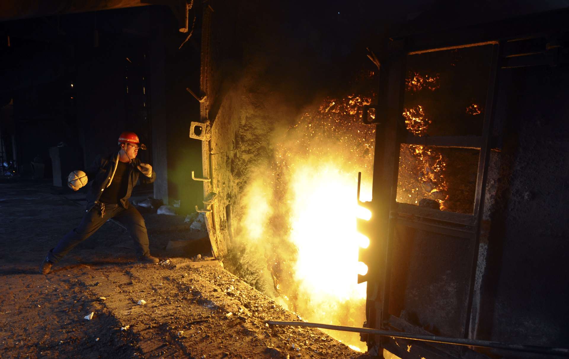 製造業疲弱VS鐵礦石大漲！中國景氣內外矛盾，鋼市陷拉鋸