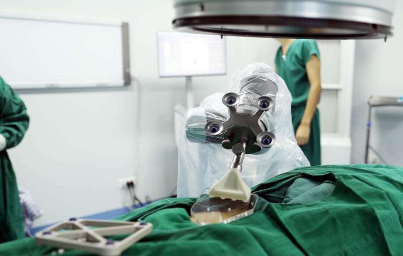 骨科手術機器人臨床手術照。圖片來源：Getty Image