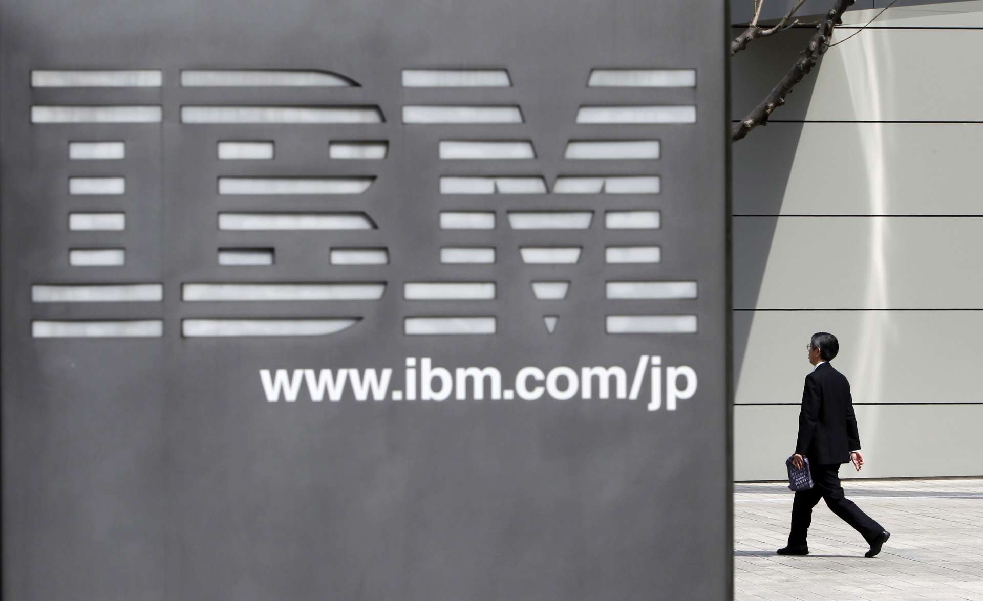 IBM雲端業務成長放緩　股價盤前重挫7%引發市場疑慮