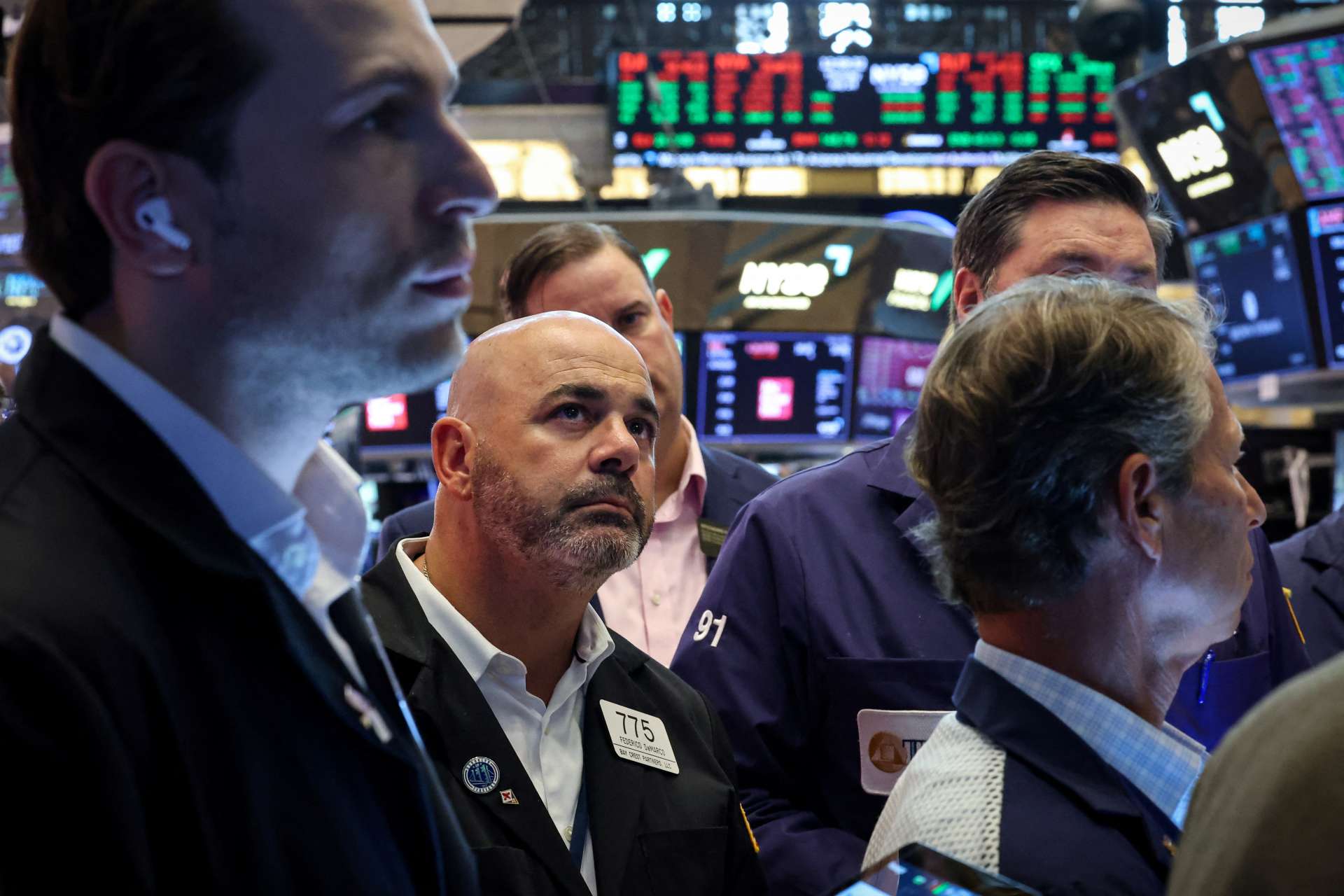 美股三大指數齊跌!Meta暴跌11%、微軟重挫近3%,AI投資熱轉冷 聯準會釋鷹派訊號添壓力