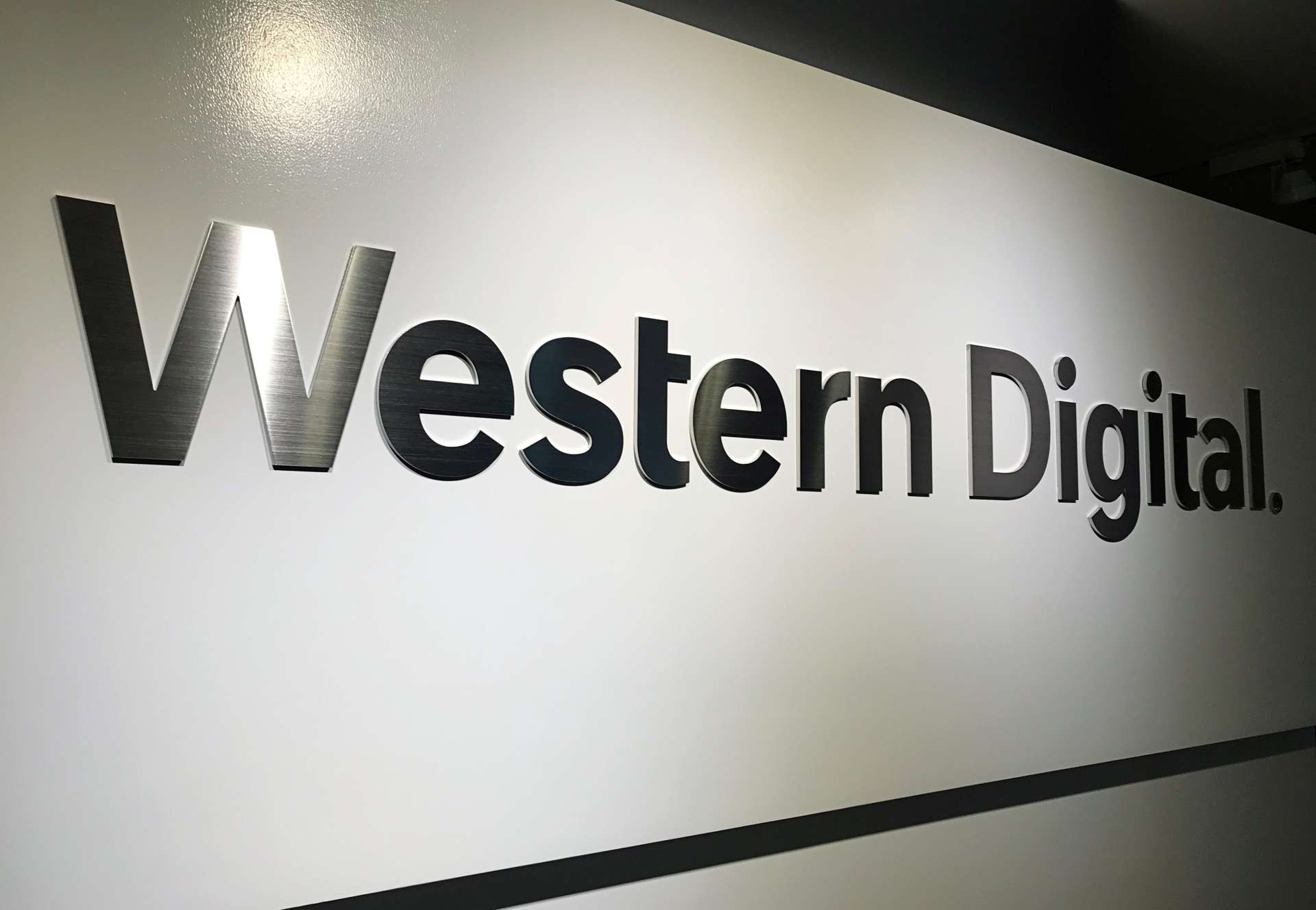 AI 熱潮引爆硬碟股狂飆!Western Digital 年漲 230%,宣告資料儲存邁入「高毛利時代」