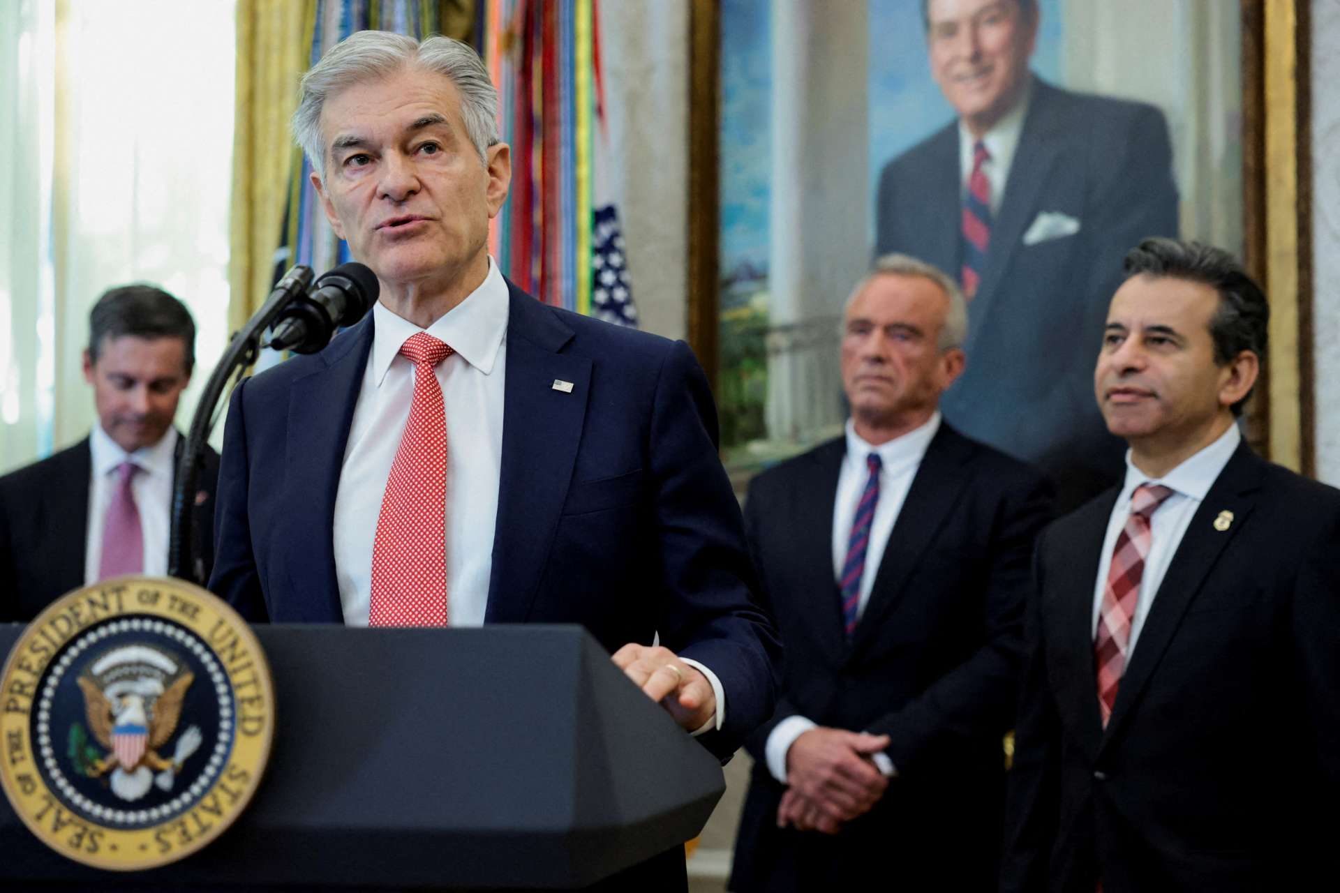 美國推出Generous Model藥價新制：Medicaid比照八國最低價！與之前的TrumpRx直銷平台有何不同？