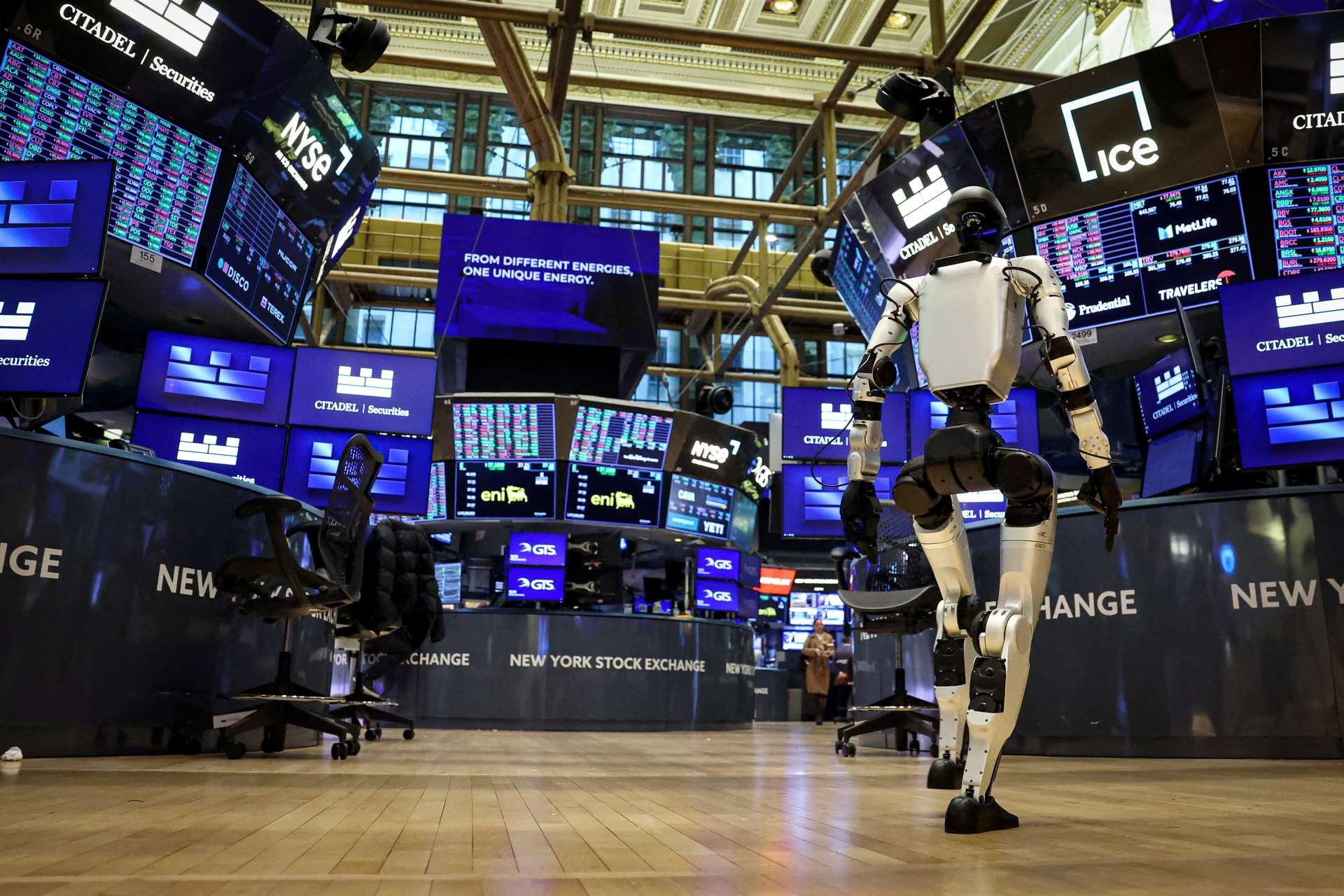 【美股盤後】道瓊創歷史新高　政府停擺可望結束提振信心　AI股熄火、醫療與傳媒撐盤