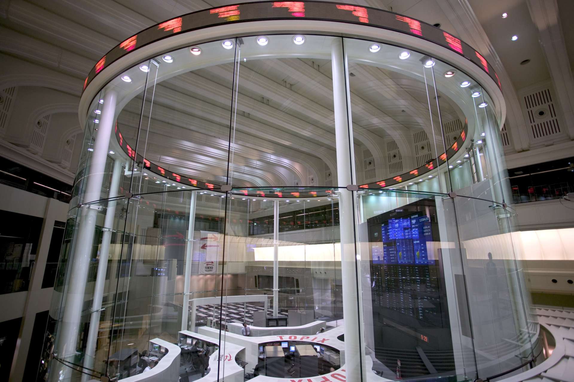 AI 熱潮急凍！韓台股重挫、亞幣全倒　輝達財報前資金大逃殺