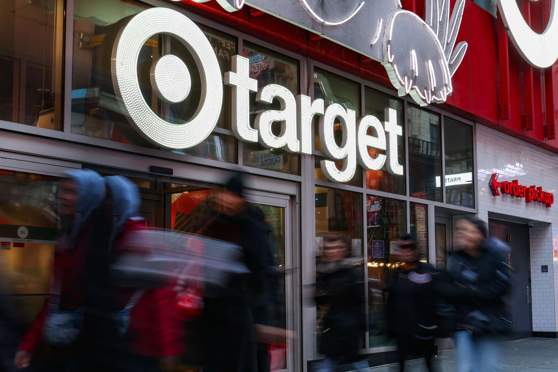Target 銷售連 12 季疲弱　新任 CEO：將再砸 50 億美元強化門市、商品與數位能力