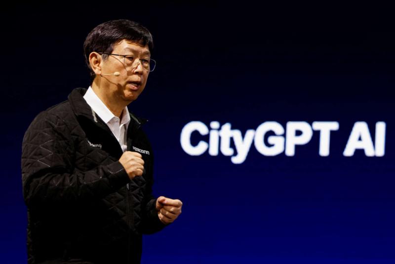 鴻海每年投入 20–30 億美元押注 AI　劉揚偉：中國電動車市場將洗牌、AI 機櫃產能明年再提升