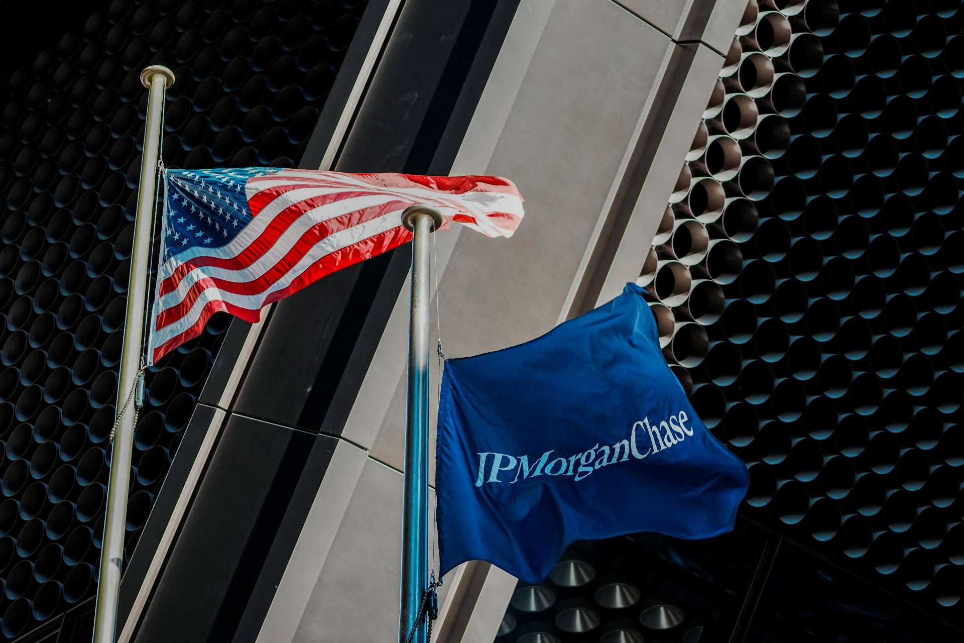 摩根大通、花旗、摩根士丹利客戶資料疑因軟體供應商駭客攻擊外洩，金融資安走向全面外移風險